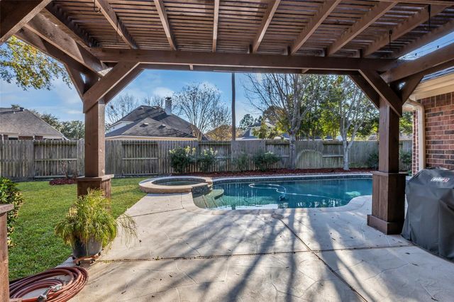 11811 Lakewood Crossing Drive, Tomball, TX 77377