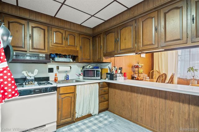 2085 Thomas Street, Lincoln Park, MI 48146