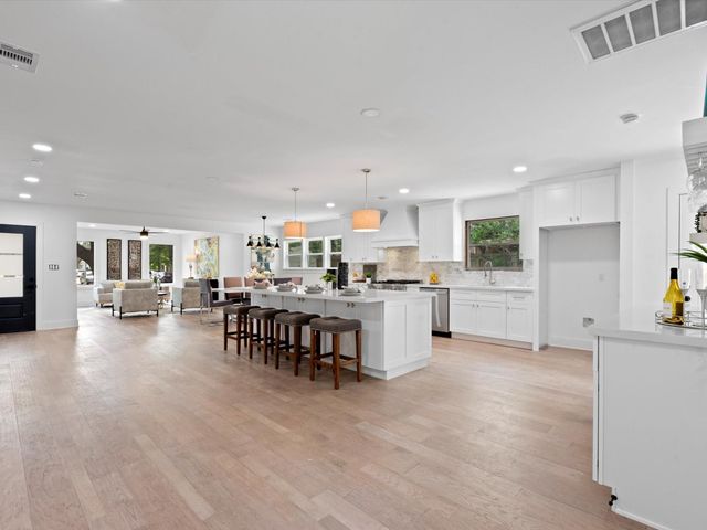 2501 Briarhurst Drive, Houston, TX 77057