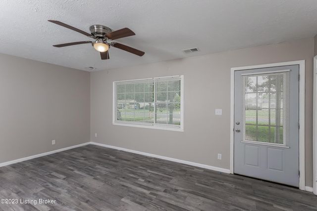 5810 Alanadale Dr, Louisville, KY 40272