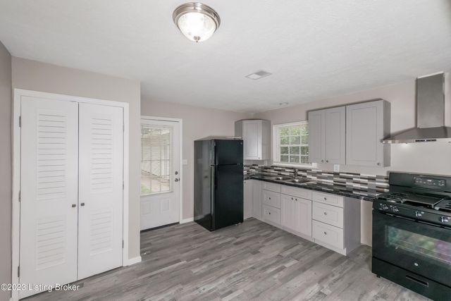 5810 Alanadale Dr, Louisville, KY 40272