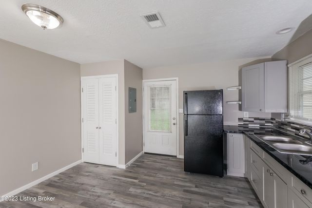 5810 Alanadale Dr, Louisville, KY 40272