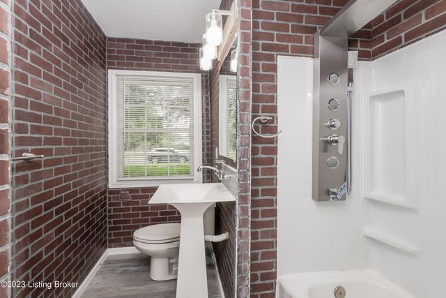 5810 Alanadale Dr, Louisville, KY 40272