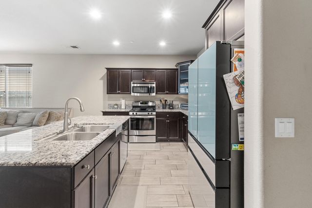 3050 N Kayenta Street, Visalia, CA 93291