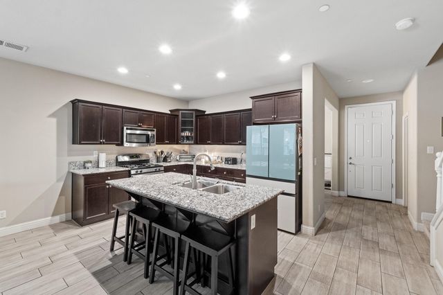 3050 N Kayenta Street, Visalia, CA 93291