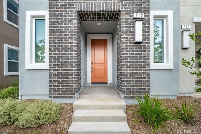 212 Farley Ln, Pomona, CA 91767