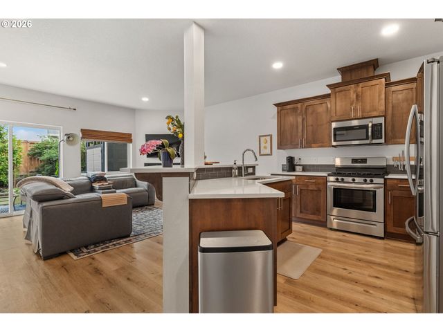 808 S 23RD Ave, Cornelius, OR 97113