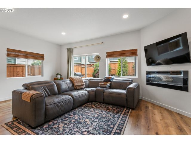 808 S 23RD Ave, Cornelius, OR 97113
