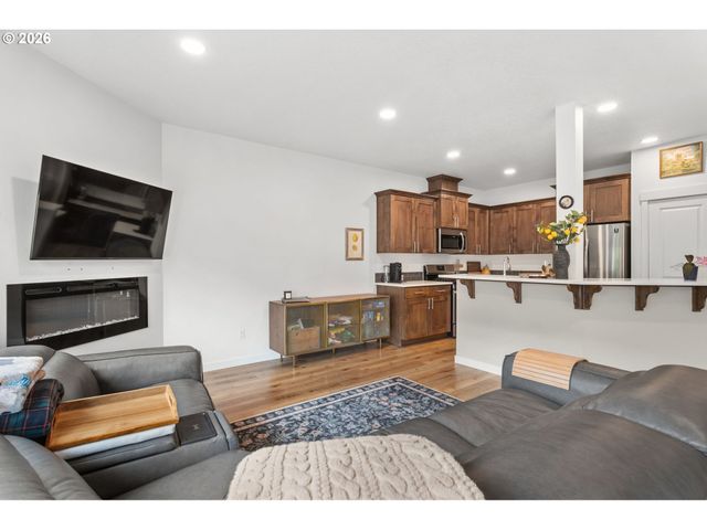 808 S 23RD Ave, Cornelius, OR 97113