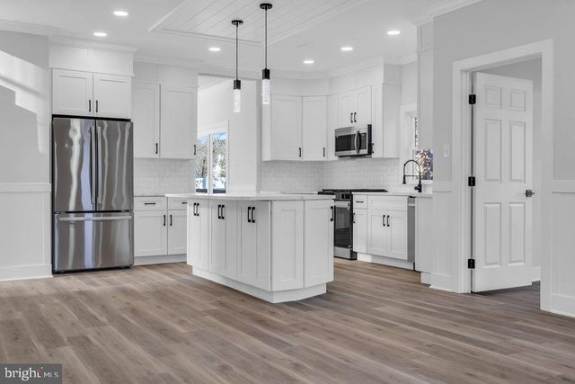 9 GLEN CT, Barnegat, NJ 08005