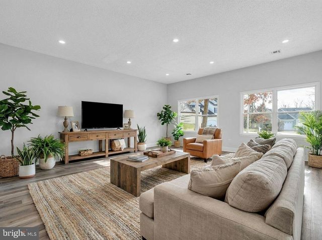 9 GLEN CT, Barnegat, NJ 08005