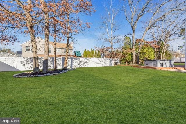 9 GLEN CT, Barnegat, NJ 08005