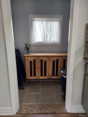 320 CHESTNUT Avenue, Hazel Park, MI 48030