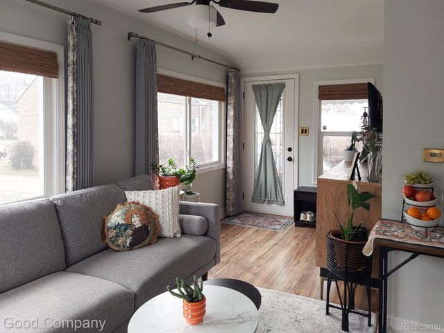 320 CHESTNUT Avenue, Hazel Park, MI 48030