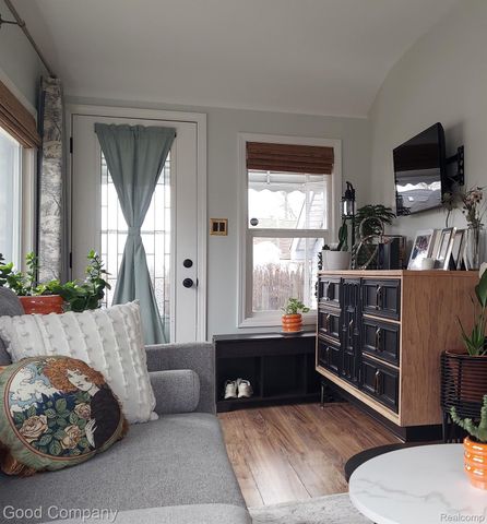 320 CHESTNUT Avenue, Hazel Park, MI 48030