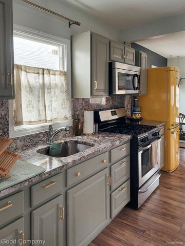 320 CHESTNUT Avenue, Hazel Park, MI 48030