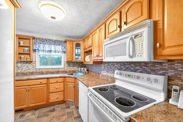 1952 Colleen, North Huntingdon, PA 15642