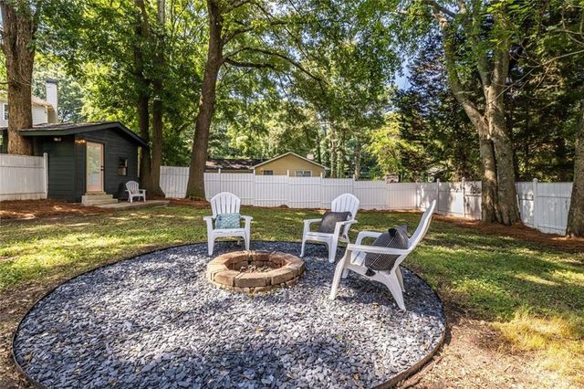 1802 La Dawn Lane NW, Atlanta, GA 30318