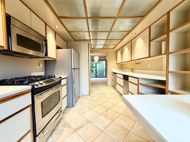 1864 Mission Hills Lane, Northbrook, IL 60062