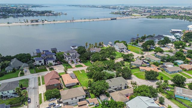 5723 Stewart Avenue, Galveston, TX 77551
