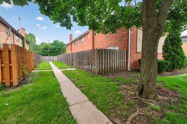 210 Linn Court A, North Aurora, IL 60542