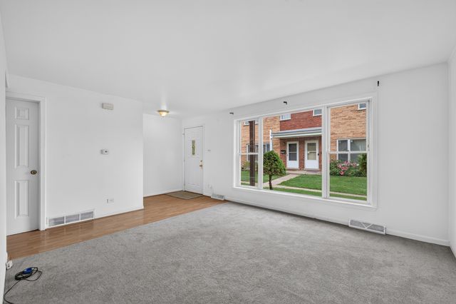210 Linn Court A, North Aurora, IL 60542