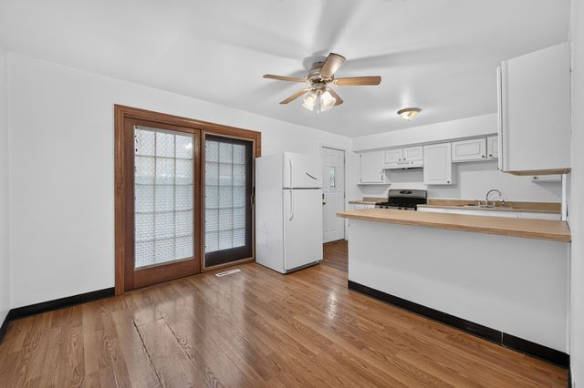210 Linn Court A, North Aurora, IL 60542