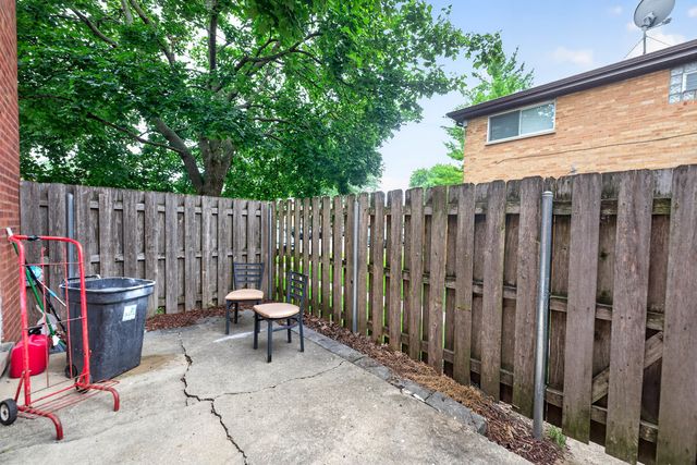 210 Linn Court A, North Aurora, IL 60542