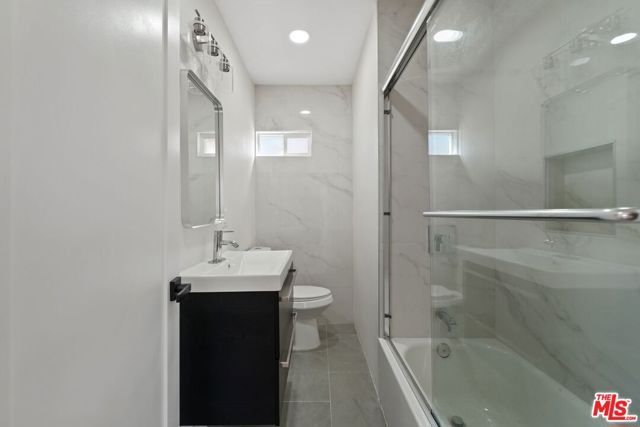 21009 Saticoy Street, Canoga Park (los Angeles), CA 91304