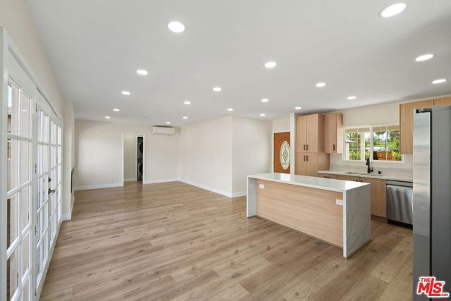 21009 Saticoy Street, Canoga Park (los Angeles), CA 91304