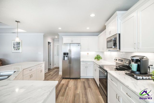 420 Lamplight Dr, Byron, GA 31008