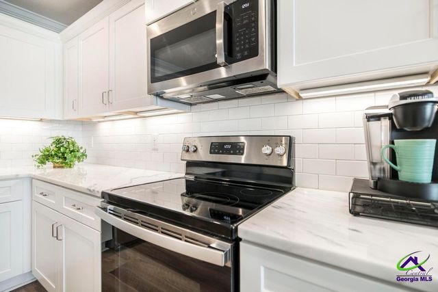 420 Lamplight Dr, Byron, GA 31008