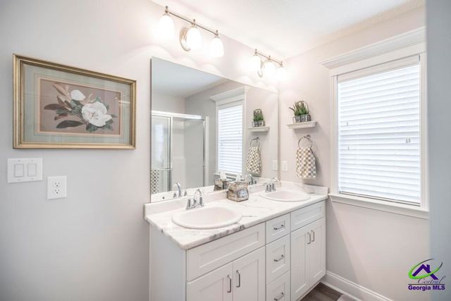 420 Lamplight Dr, Byron, GA 31008