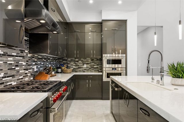 11 Hawkeye Lane, Las Vegas, NV 89135