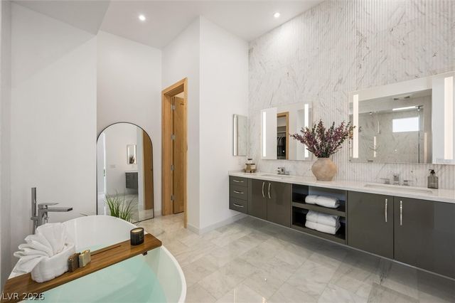 11 Hawkeye Lane, Las Vegas, NV 89135