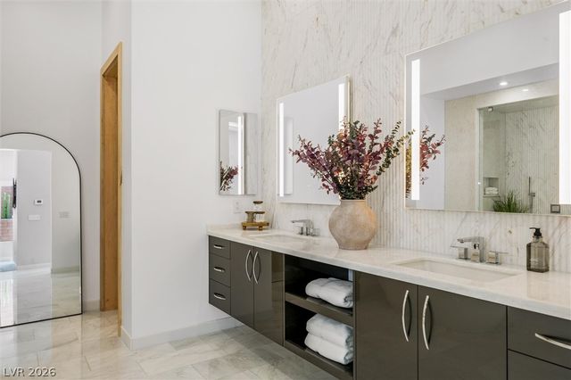 11 Hawkeye Lane, Las Vegas, NV 89135