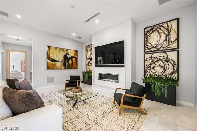 11 Hawkeye Lane, Las Vegas, NV 89135