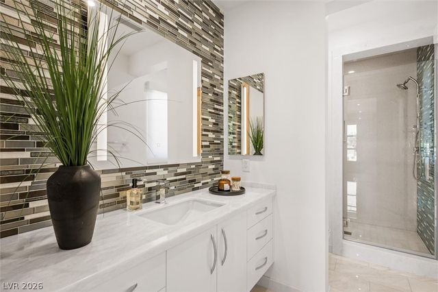 11 Hawkeye Lane, Las Vegas, NV 89135