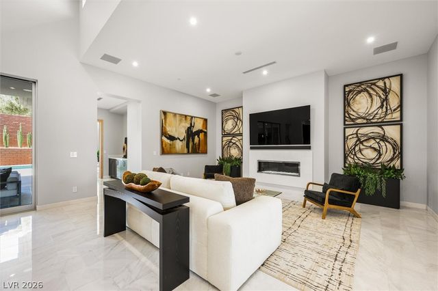 11 Hawkeye Lane, Las Vegas, NV 89135