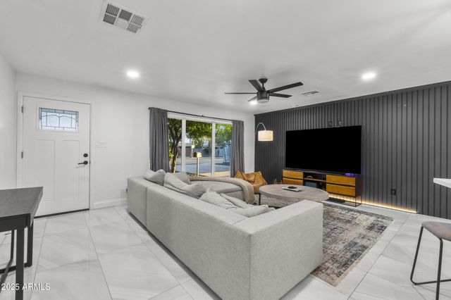 3938 E CHEERY LYNN Road, Phoenix, AZ 85018