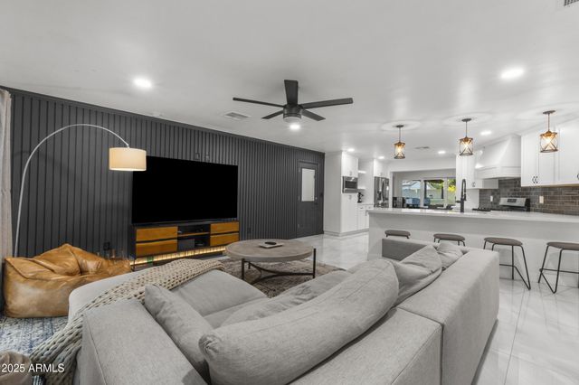 3938 E CHEERY LYNN Road, Phoenix, AZ 85018