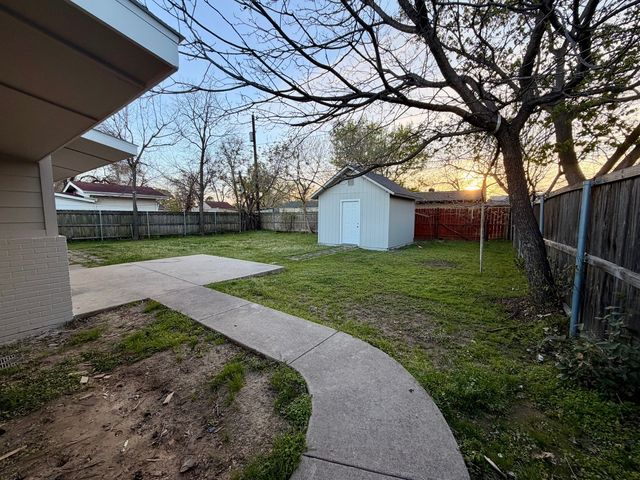 1813 Del Rancho Drive, Irving, TX 75061