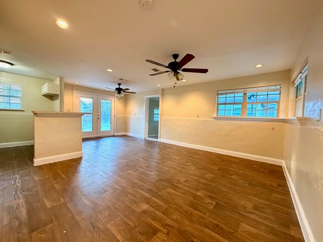 1813 Del Rancho Drive, Irving, TX 75061