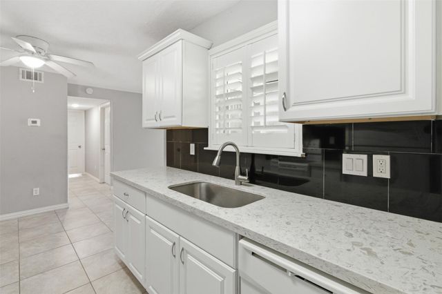 7600 Emmett F Lowry Expressway 315, Texas City, TX 77591
