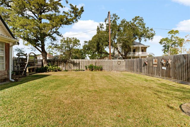 202 Robinson Street, Edna, TX 77957