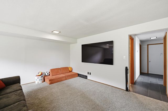 633 Folwell Lane SW, Rochester, MN 55902