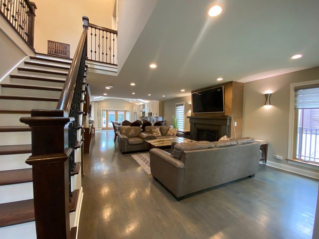 1052 Margret Street, Des Plaines, IL 60016