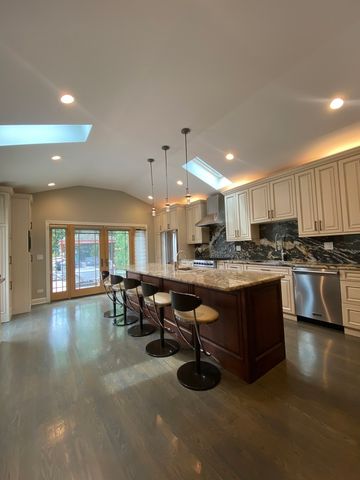 1052 Margret Street, Des Plaines, IL 60016
