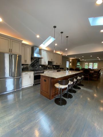 1052 Margret Street, Des Plaines, IL 60016