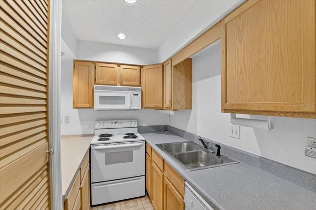 11205 KERRY HILLS COURT, Riverview, FL 33569